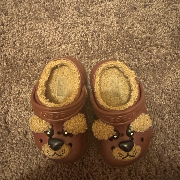 CROCS Brown Kids Slippers with Bear Design - Picture 4 of 4